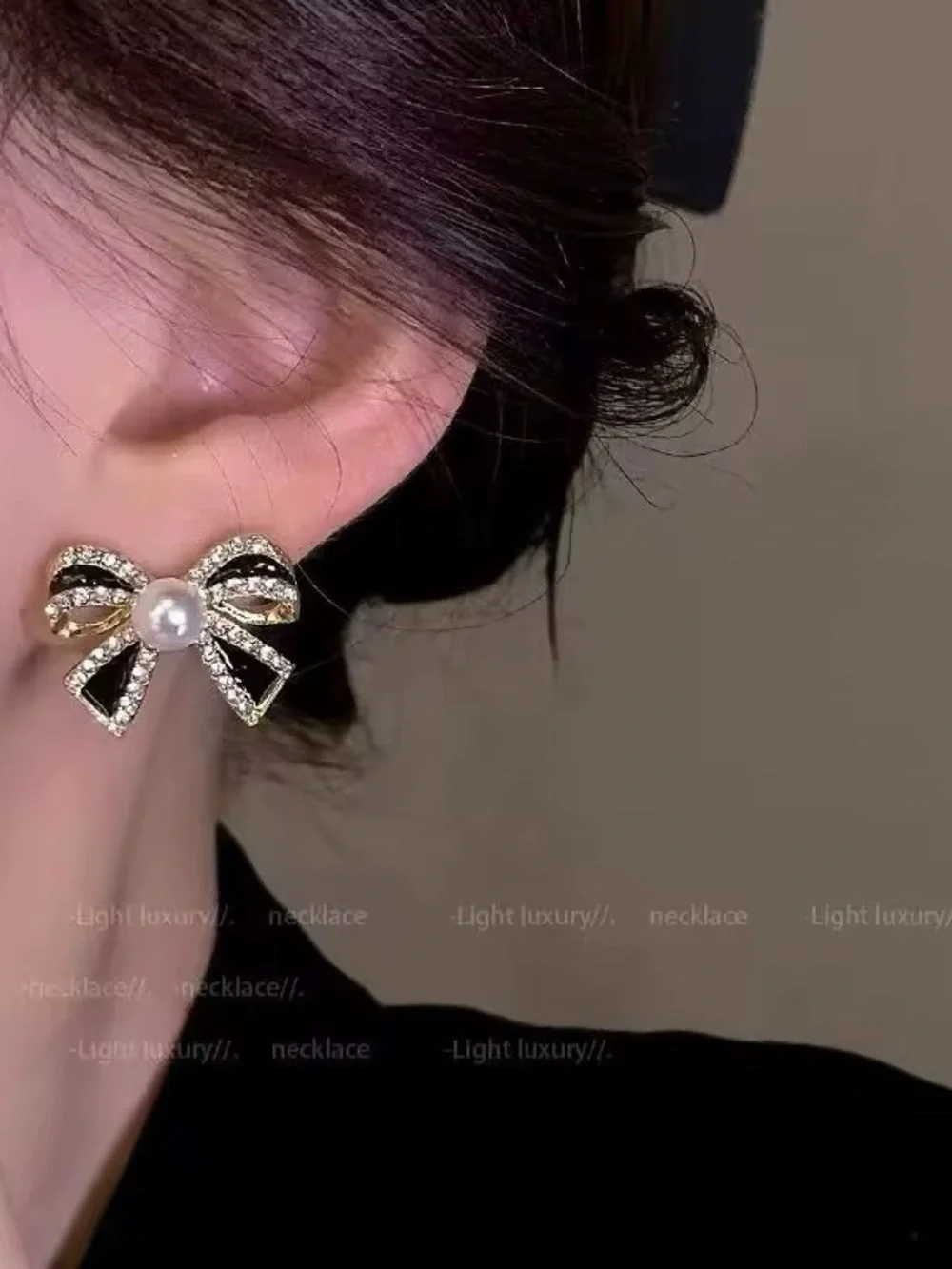 ***Exquisite  Black Bow Pearl & Crystal Stud Earrings
